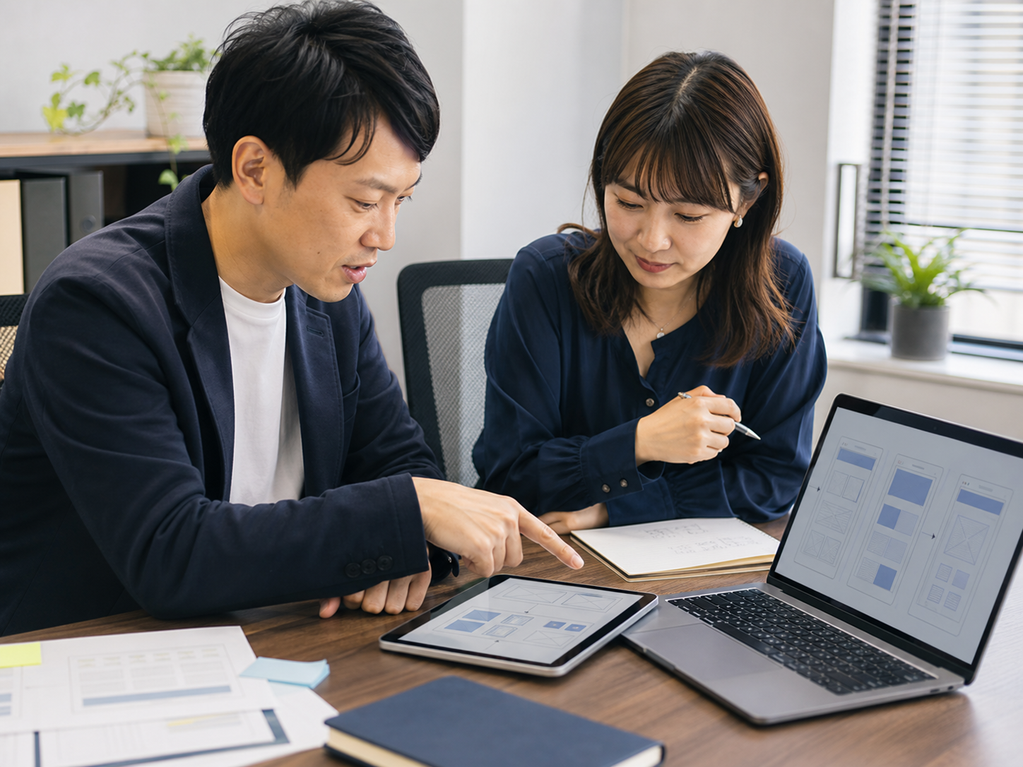 業務アプリの画面設計について話し合うチーム